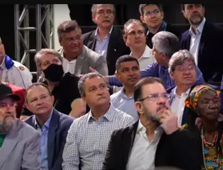 João Azevêdo e Veneziano sentam na mesma fila em evento de lançamento da candidatura de Lula em São Paulo