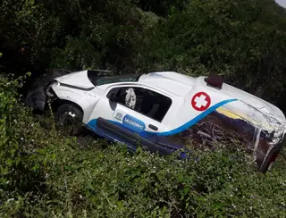 Ambulância da Prefeitura de Salgadinho capota após motorista tentar livrar um cachorro na pista