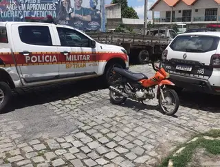 Polícia Militar realiza apreensão de motocicleta durante blitz em Patos