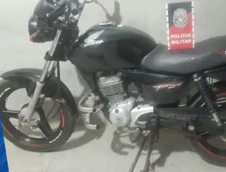 Polícia Militar apreende motocicleta com sinais identificadores adulterados, em Teixeira 