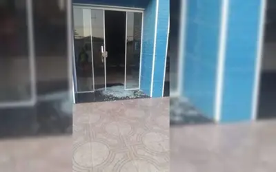 Homem quebra porta de igreja a pedradas em Piancó