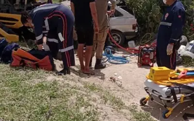 Carro bate na lateral de ônibus escolar na zona rural de Soledade e motorista fica preso nas ferragens