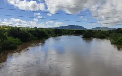 Rio Piancó transborda neste domingo (14), após fortes chuvas no Vale do Piancó; veja vídeo